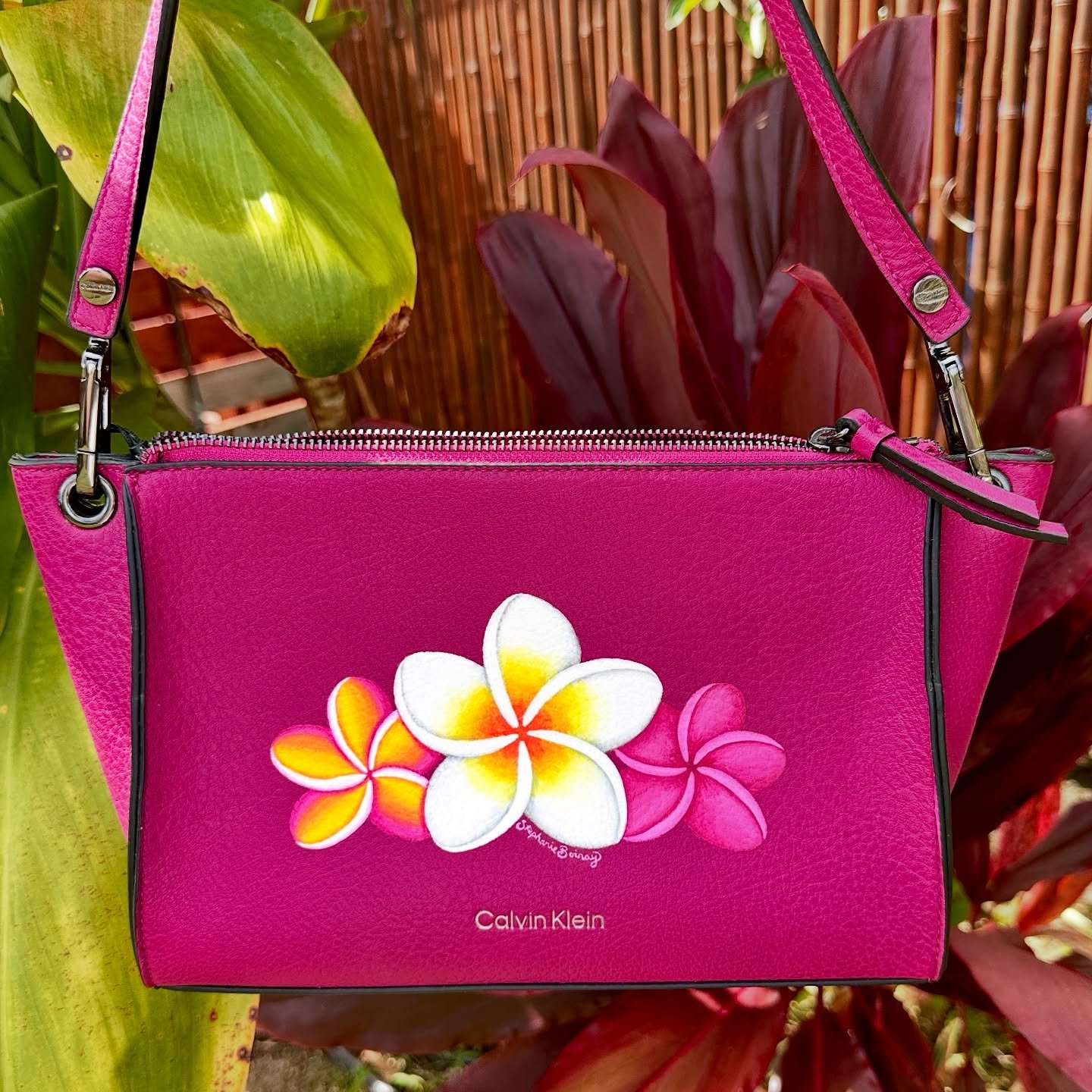 Just added this gorgeous painted Mulberry Calvin Klein bag to my shop! It didn&rsquo;t make it to the drop in time when I released my painted bags collection last year, but it&rsquo;s ready for a home now 🌸
&bull;
#stephanieboinayart #paintedbag #or