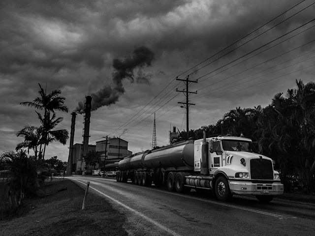 Carbon footprint!
#Australia #QLD #menacreek #blackandwhitephotography #iphonephotooftheday #iphoneraw #lighroommobile #trucks #cludyday #smoke #cairns #roadtrip #sugarcane #sugarcanefactory #highcontrast #sky #art #instagood #bnw #monochrome #monoto
