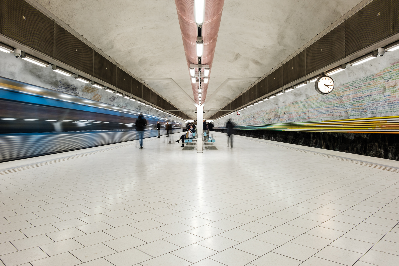 Rissne Metro Station. For this composition I wanted to incorporate some motion blur and needed a pretty long exposure time. I knew that I couldn't do it handheld so I looked around, found a waste bin with the lid closed and could utilize it as a flat surface to place the camera on. Fujinon XF18-55/2,8-4,0 R LM @18mm 1,3 sec f/11 ISO 200. Classic Chrome Film Simulation.