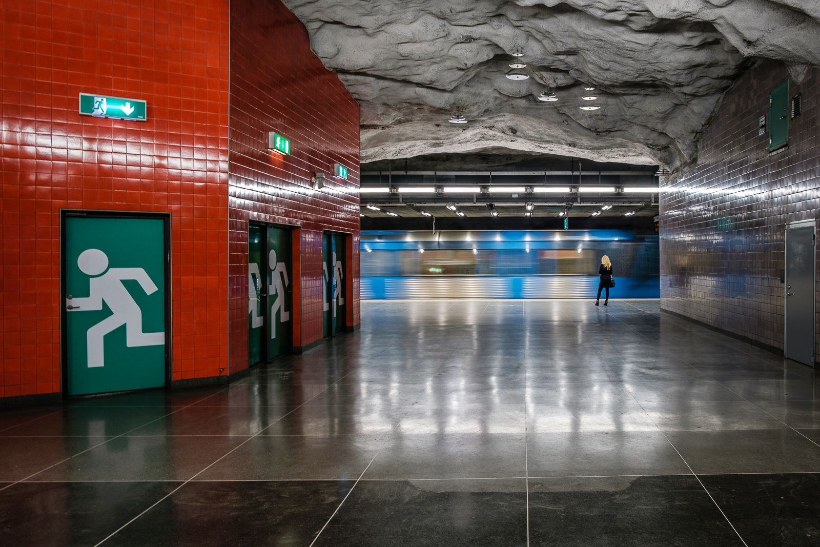 Tekniska Högskolan Metro Station. Shot handheld at 1/5 sec. Tack Sharp. Thank you Fujifilm! Fujinon XF18-55/2,8-4,0 R LM @ 18mm 1/5 sec f/5,6 ISO 200. Classic Chrome Film Simulation.