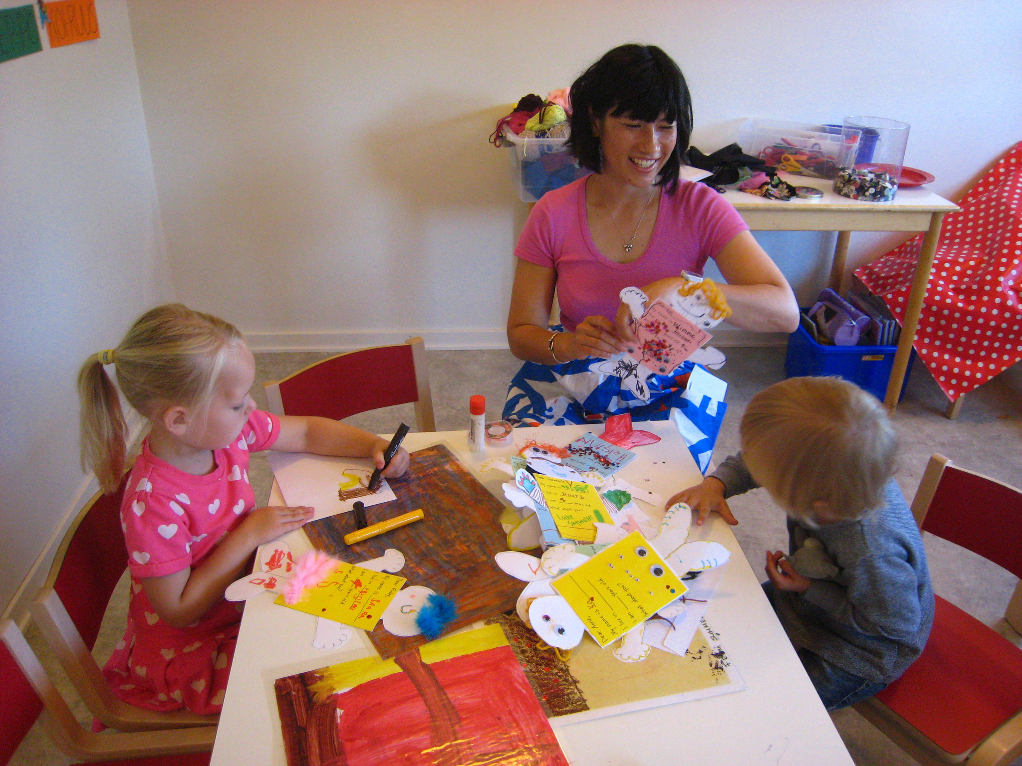 Arlene Tucker with the artists at Oulunkylä English Kindergarten in Helsinki Finland