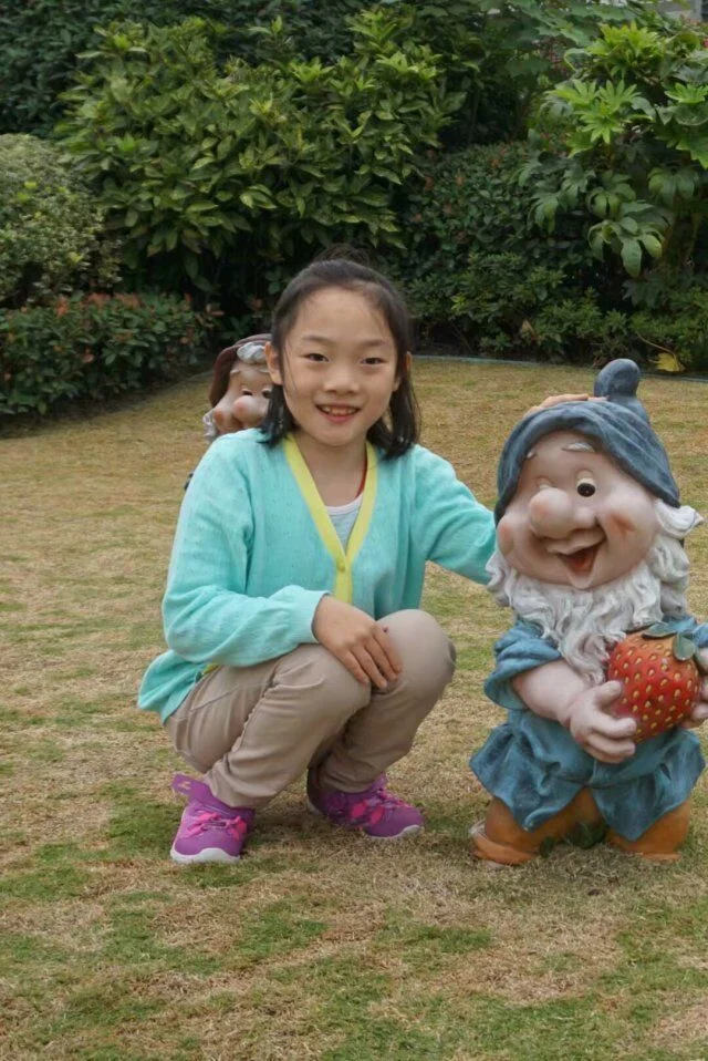 沈力萌:我是一个爱笑的女孩。闲时,我喜欢吟诗诵读。画画,唱歌是我的最爱。每天我都在不断努力,不断进步,因为我相信:顽强的意志可以征服世界上任何一座高山。 Shen Meng: I am a girl who likes to laugh a lot. For fun, I like to recite poems. Painting and singing are my favorite. Every day I am constantly working hard and making progress, because I believe: if we work hard we can conquer any mountain in the world.