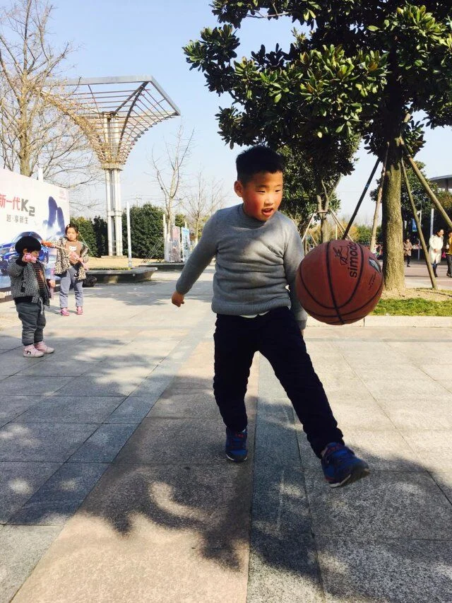 任建业:大家好,我叫任建业。我今年十岁了。我是一个活泼、爱笑的男生,一笑眼睛就眯成一条线。我有很多的兴趣爱好:看书、跳绳、踢毽子、画画……我的梦想是成为一位有名的画家,所以现在就要好好学习,天天向上,这样才有可能性。你们愿意和我做朋友吗? Ren Jianye: Hello everyone, my name is Ren Jianye. I am ten years old. I am a lively and loving boy. I have a lot of hobbies: reading books, skipping, playing badminton, painting ... My dream is to become a famous painter, so I will study hard now and work everyday so that it can be possible. Will you be friends with me?