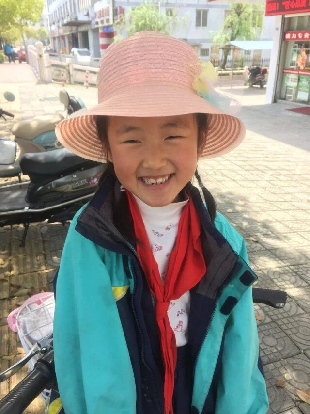 马嘉鸿:很高兴见到你们,我是一个好学、端行、尚美的学生,我的兴趣爱好很广泛,比如说:画画、跳舞等。 Ma Jiahong: I am very happy to meet you. I am a studious and pretty student. I have many different hobbies such as: painting, dancing and so on.