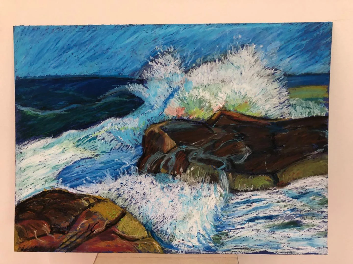 油画来自澳大利亚,Jeremy Oil painting from Australia, Jeremy I live in Queensland, Australia, which also known as Sunshine State, there we have plenty of sunshine and blue sky. Although we travel to different places every time. There is a kind of scenery that we must see, that is the sea. In the golden sunlight, my brother and I will build castles on the beach, and we race with the parents in the sea, or holding a surfboard in the sea and letting the waves push me in the water. I like the blue sea. For me the color of the sea represents the color of Australia. 孩子与自然的关系:我住在澳大利亚的昆士兰州,也叫阳光之州,这里阳光充沛,碧海蓝天。虽然我们每次旅游都会去不一样的地方,但是有一种景致是每次必定会去看的,那就是大海。金色阳光下我和弟弟会在沙滩上堆城堡,会和爸爸妈妈在海边赛跑,或者在海里抱着冲浪板让海浪推着我在水里飘来荡去。我喜欢大海的蓝色,对我来说大海的颜色就代表澳大利亚的颜色。
