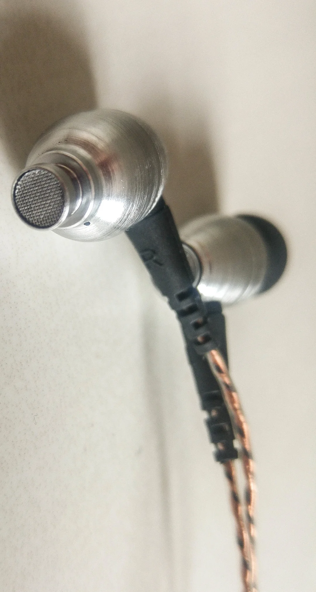 The AD01 feature an all metal filter grill making them more durable than most budget earphones.