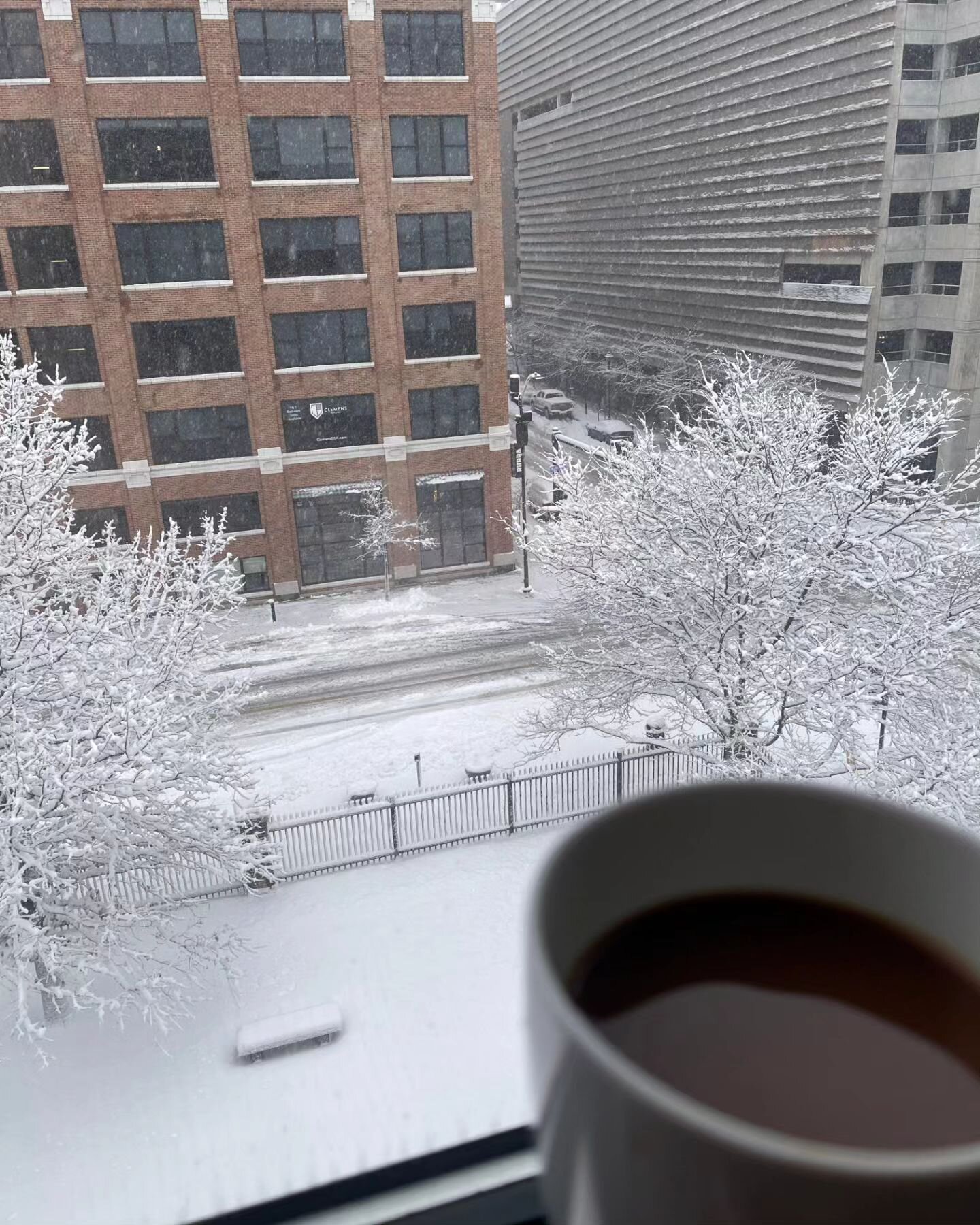 Cup'a Joe ☕
Bookin' shows 💻
And watchin' snow ❄️-stay safe out there friends!
.
.
#snow #coffee #bookingshows #midwestweather #iowaweather