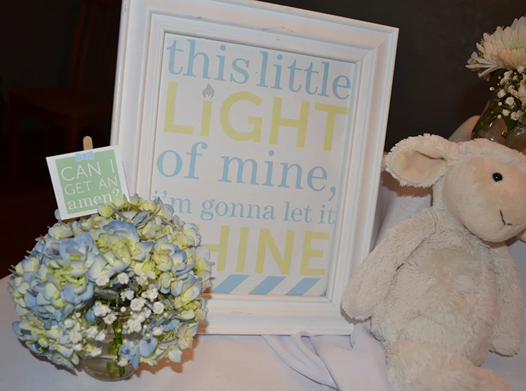 A few sayings were framed and displayed on the tables. 