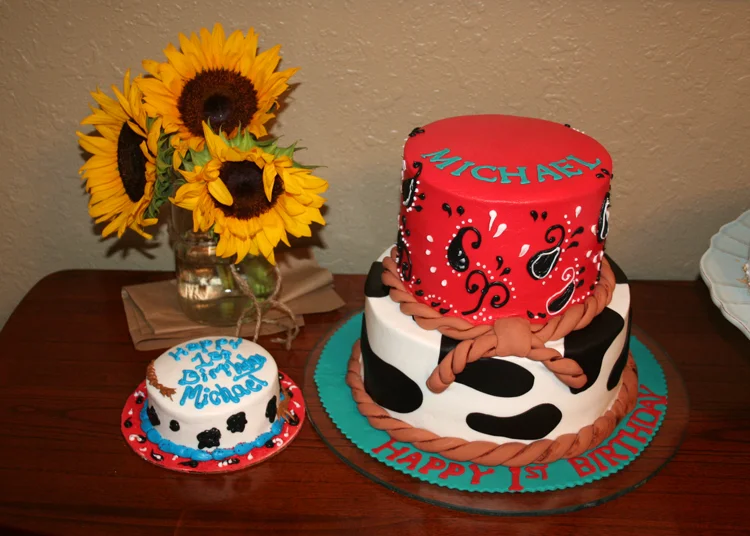 And ooohhhh the cake! I wish I could take credit for this incredible thing, but my mom ordered it from It's a Piece of Cake in St. Jacob, IL. Seriously, if you need a cake for ANY occasion, check them out. Not only are their cakes beautiful, they also taste really good!