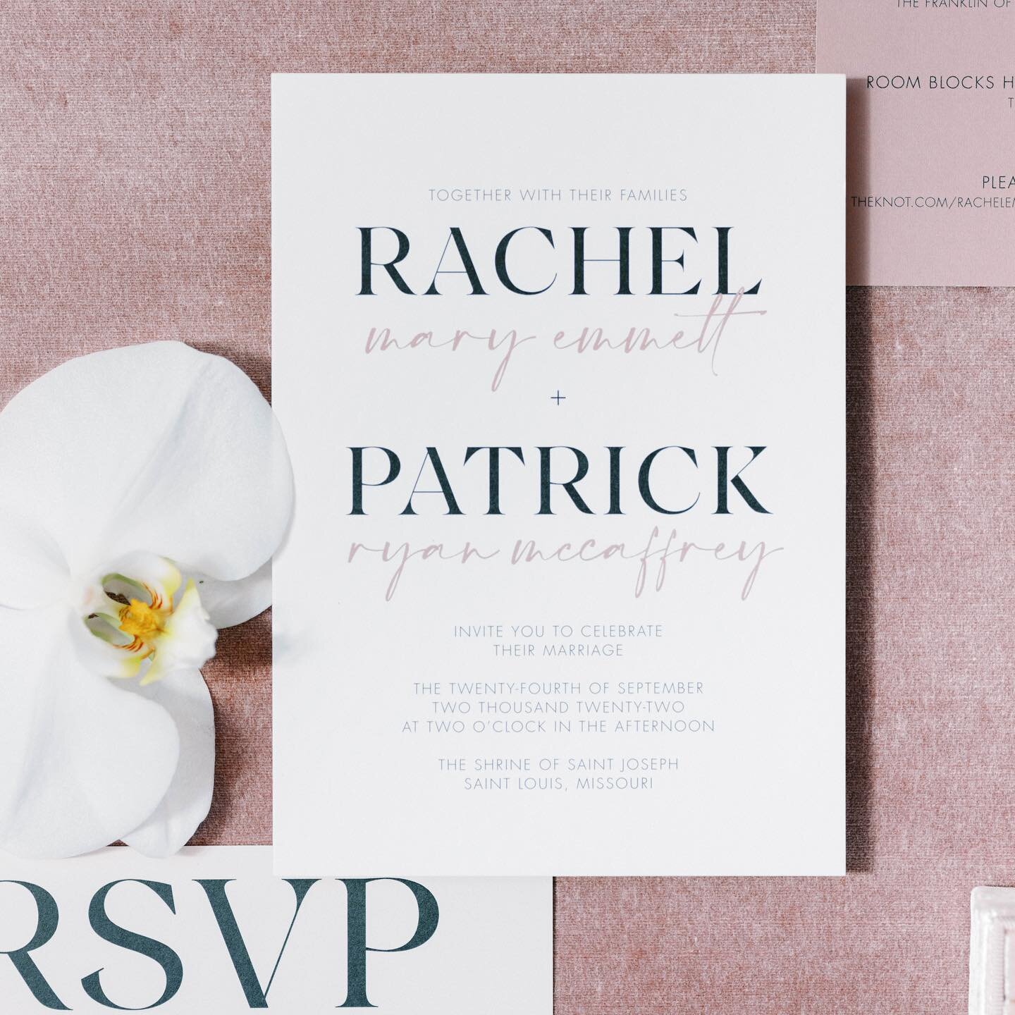 Oh so elegant + modern. 🤍
&bull;
&bull;
&bull;
Loved working with @rachemmett on her and Patrick&rsquo;s wedding! Rachel has an eye for detail and wanted to keep everything clean, cohesive, and super cool. (Emphasis on super cool&hellip;I have insta
