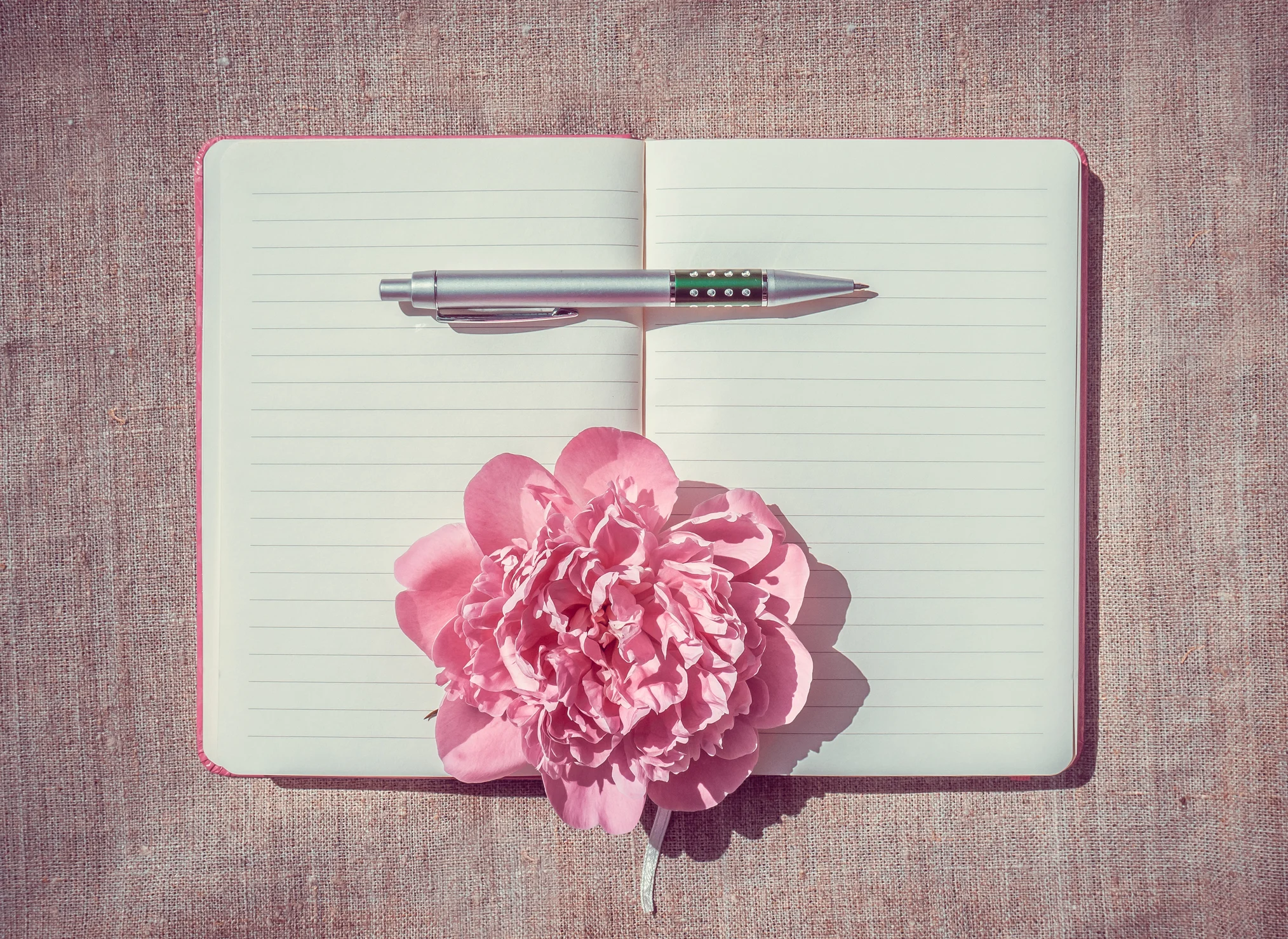 Write your own inspiring ideas and goals down to keep track! #balance #wellbeing #healthyhabits #radiantskin