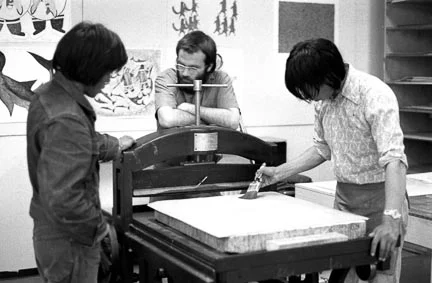 Above: Pitseolak (left) and Wally (centre) leaning on the press. Pee Mikkigak (right) applying the rosin or talc. Photo courtesy Tessa MacIntosh