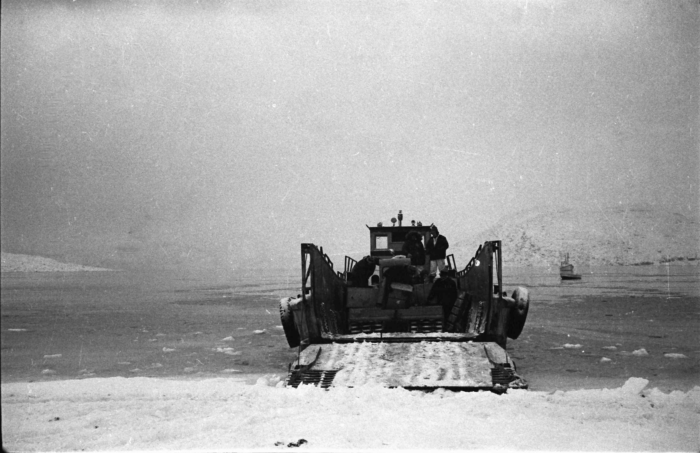 anotherbarge.jpg