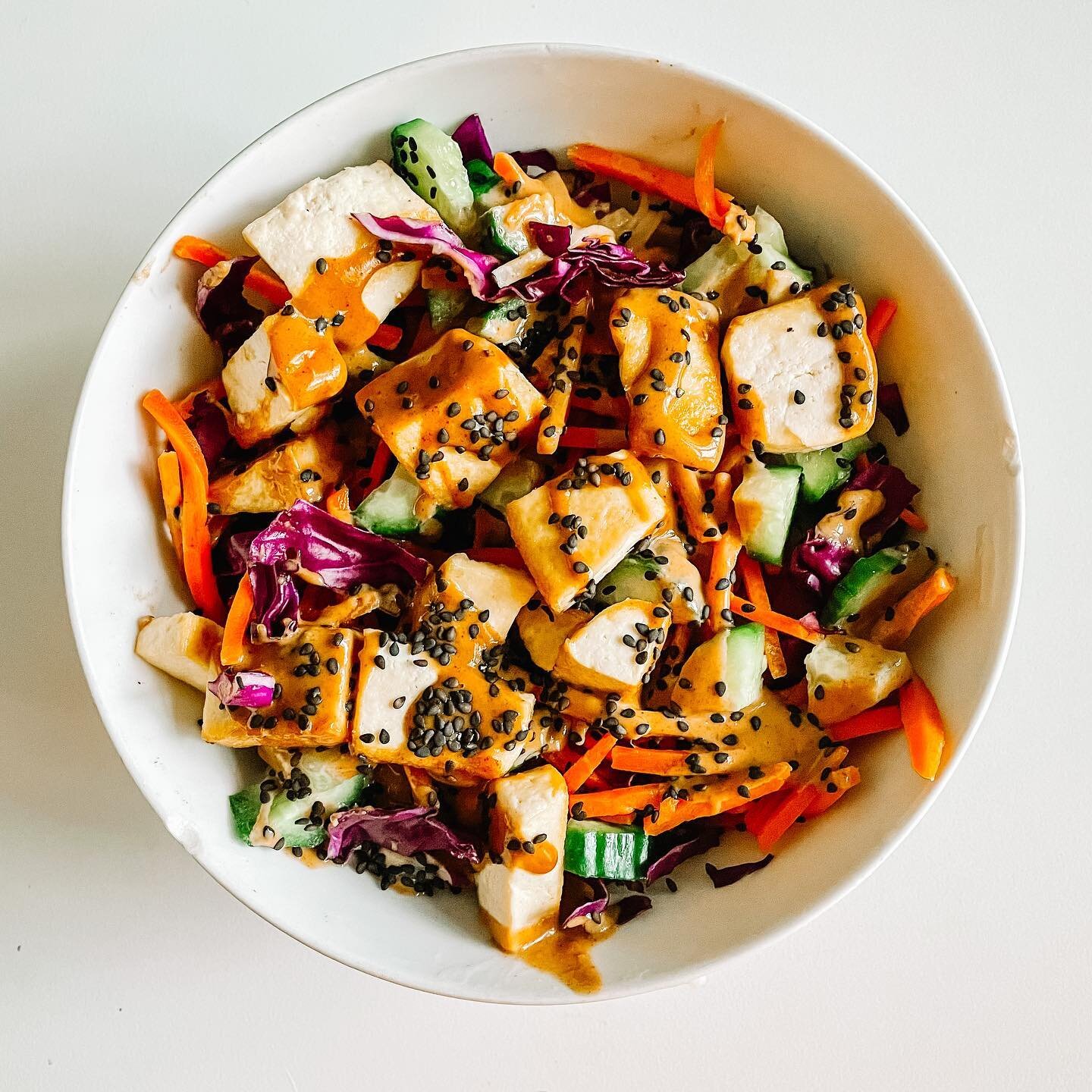 Looking for a high protein vegan lunch option that is quick &amp; easy? Here is a great one &amp; it happens to be freaking delicious as well. Win/Win! 😋

This Thai Tofu Bowl can be enjoyed for lunch or dinner &amp; what I love most about it is how 