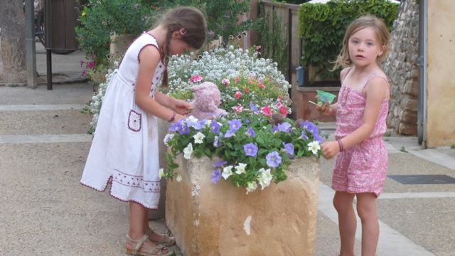 girls and flowers in Roussilllon