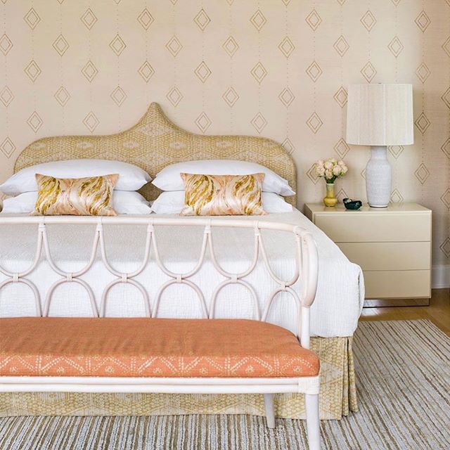 Serene Friday vibes 🧡🧡 !! Work by @angiehranowsky ... love everything about this. From the custom wallpaper designed by @angiehranowsky and the fabulous bench upholstered with our Zig Zag in Coral #carolinairvingtextiles