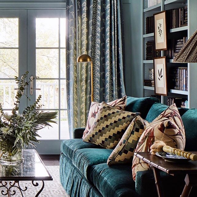 Beautiful work by a beautiful woman to start off a beautiful week.  Our Mimosa Vine in Delft as drapes in this glorious room by @meredithellis 
Have a great week everyone 💙💙
@carolinairvingtextiles #mimosavine