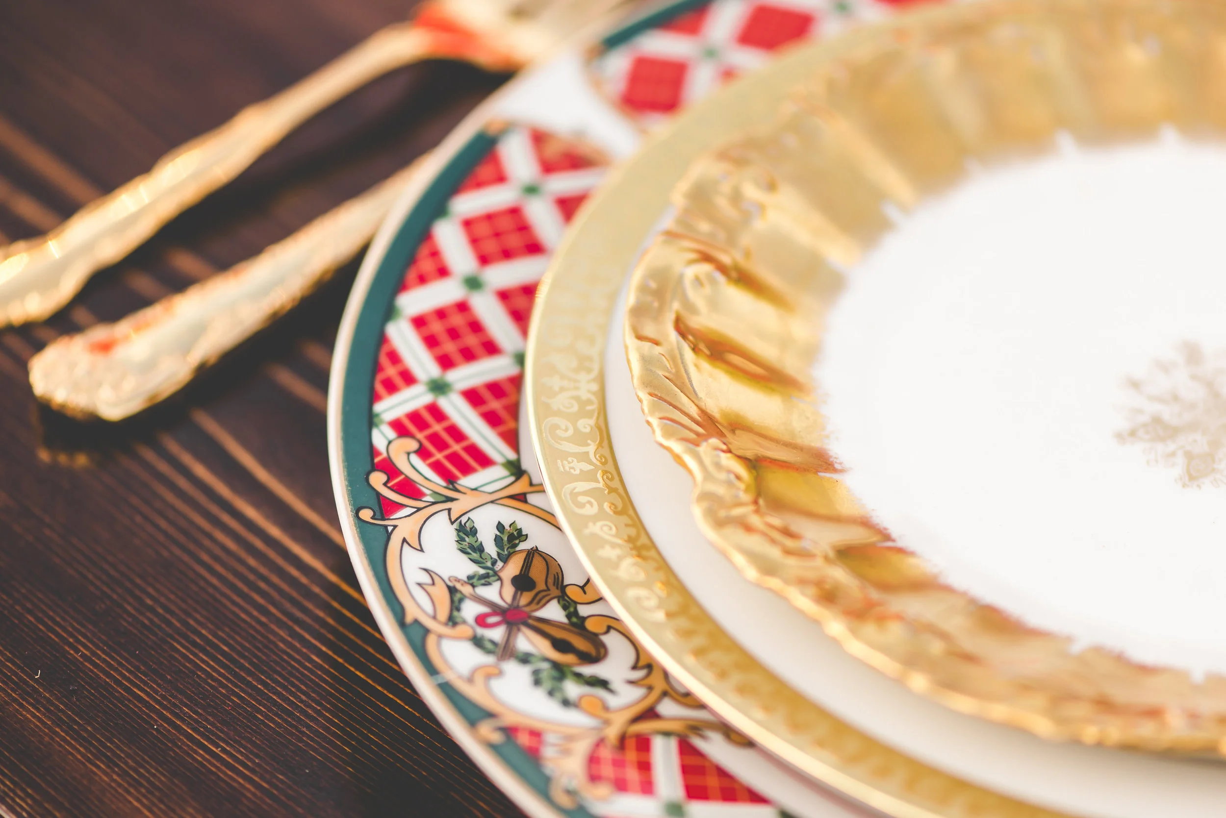 A Carolinas Christmas Inspired Wedding Styled Shoot, Christmas Table Setting - Southernly Studios