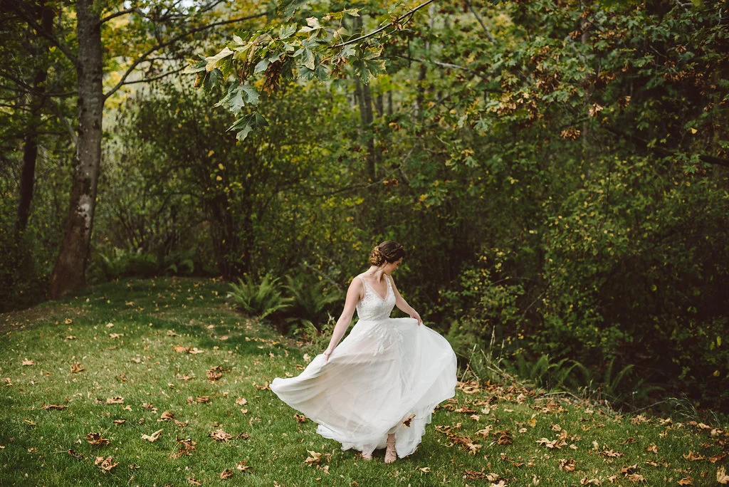 BHLDN Reagan Wedding Dress - Fall Wedding Bouquet - Vintage Bridal Hairstyle - STYLED WEDDING SHOOT | A Romantic Vintage Fall Wedding