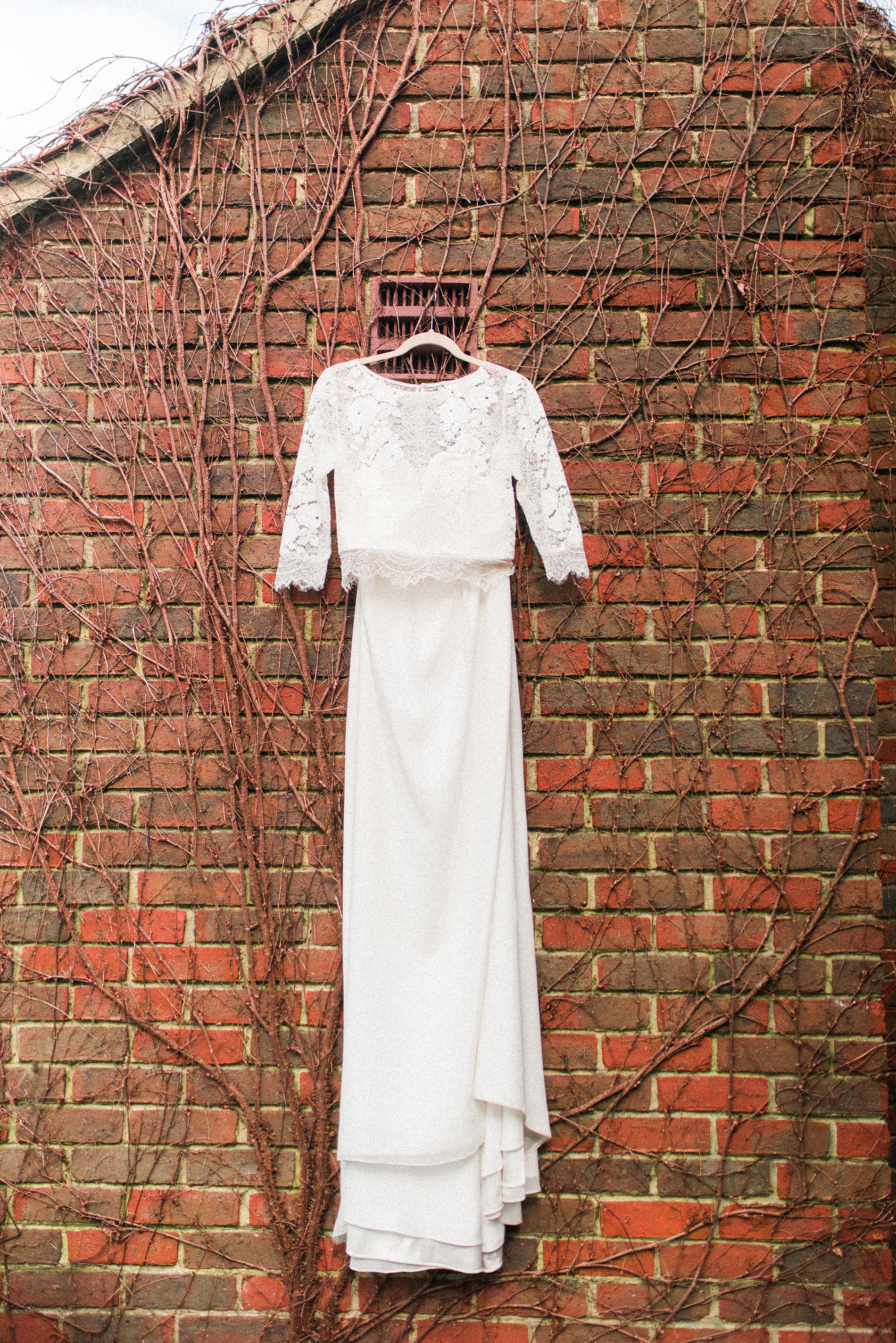 Vintage Lace Wedding Dress - A Styled London Elopement - Adriana Morais Fotografia