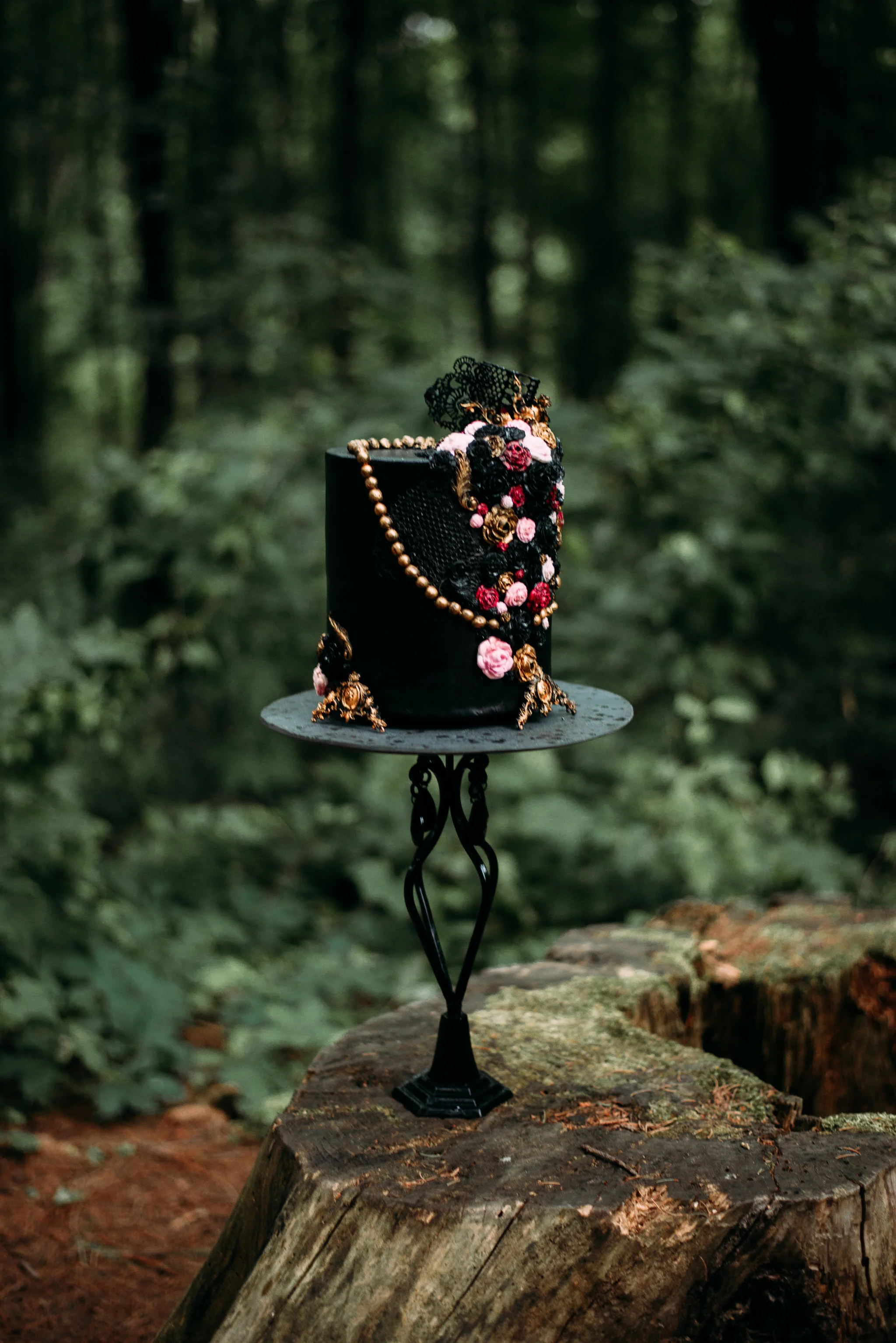Black Wedding Cake - Moody Wedding - Black Lace Wedding Dress - Moody Pink + White Wedding Bouquet -- Wedding Blog - The Overwhelmed Bride