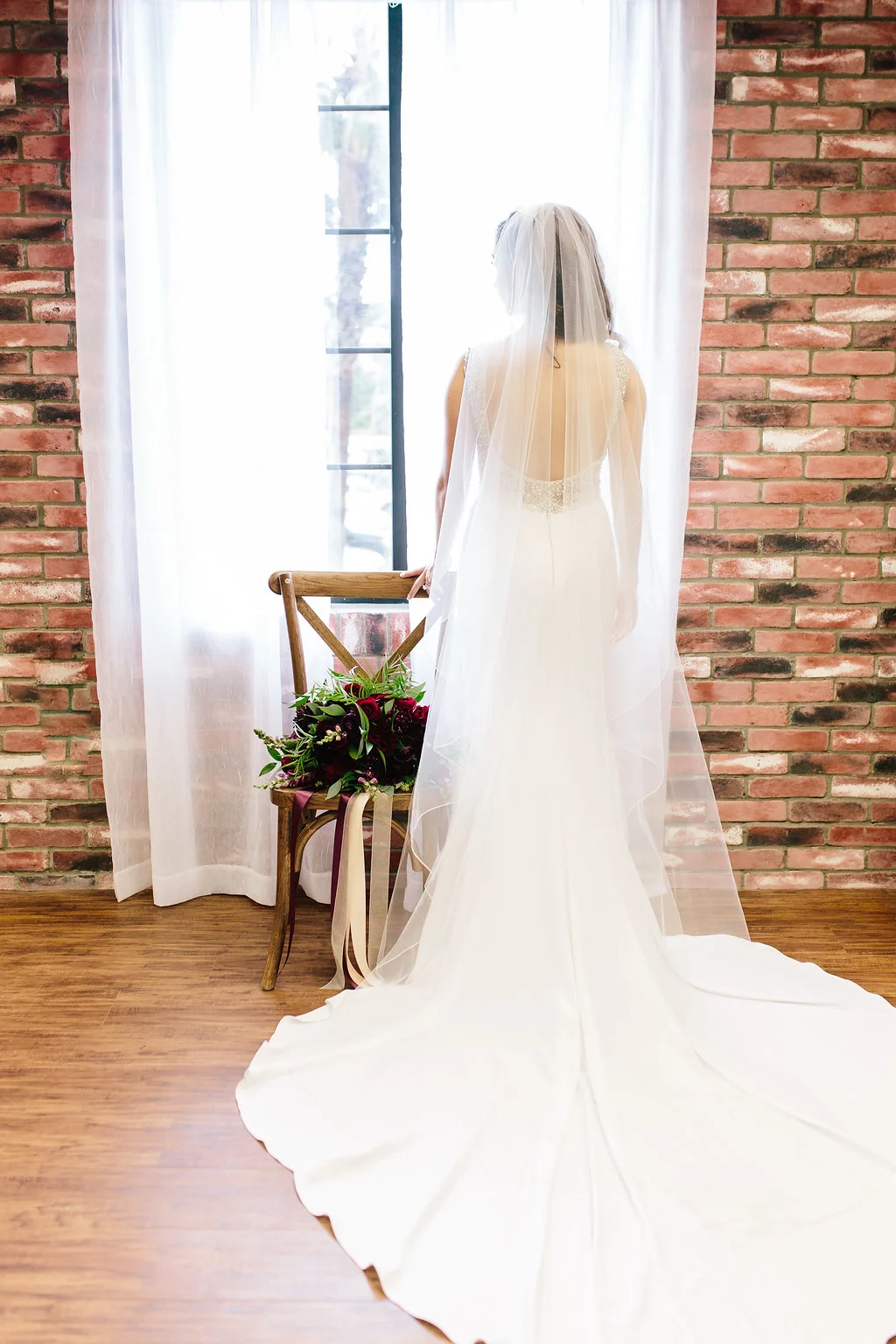 An Industrial Chic HUB 925 Styled Wedding - Emily Knuth Photography -- Wedding Blog - The Overwhelmed Bride