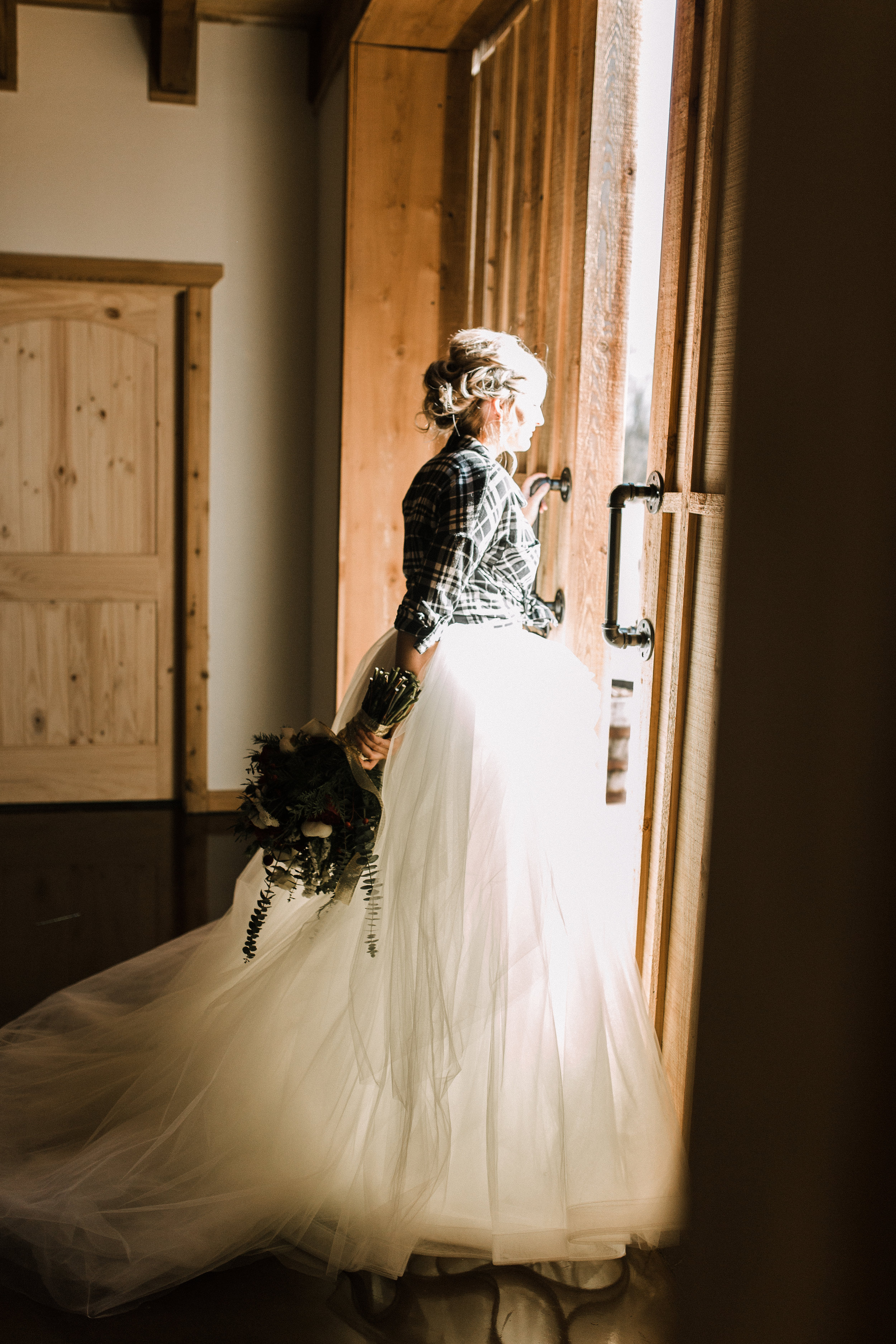 Broken Horn Ranch Oklahoma Winter Wedding - April Guerra Photography -- Wedding Blog - The Overwhelmed Bride