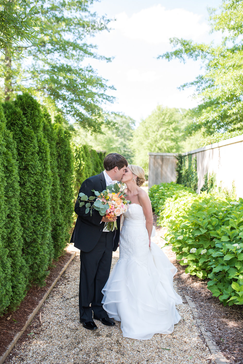 A Vibrant Modern Museum Wedding - Jule Collins Smith Museum of Fine Art Wedding -- Wedding Blog - The Overwhelmed Bride