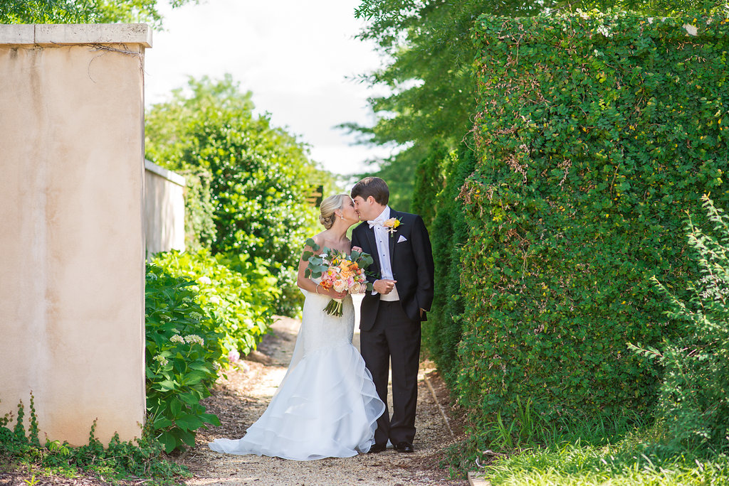 A Vibrant Modern Museum Wedding - Jule Collins Smith Museum of Fine Art Wedding -- Wedding Blog - The Overwhelmed Bride