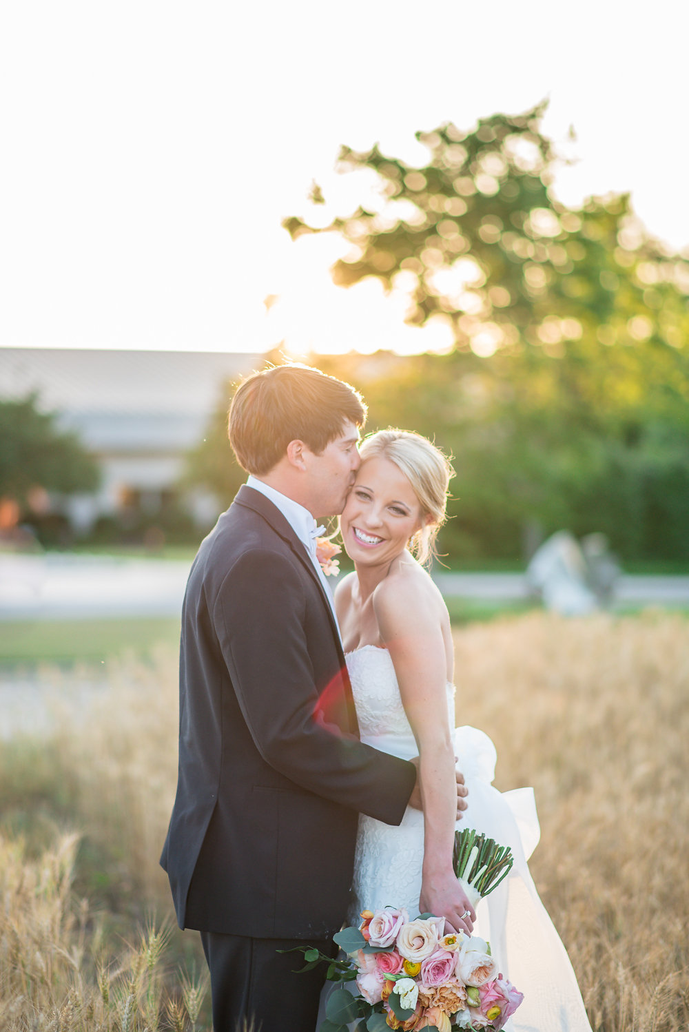 A Vibrant Modern Museum Wedding - Jule Collins Smith Museum of Fine Art Wedding -- Wedding Blog - The Overwhelmed Bride