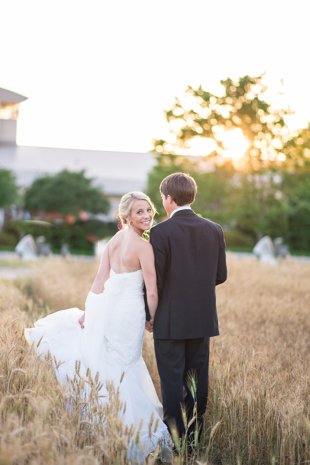 A Vibrant Modern Museum Wedding - Jule Collins Smith Museum of Fine Art Wedding -- Wedding Blog - The Overwhelmed Bride