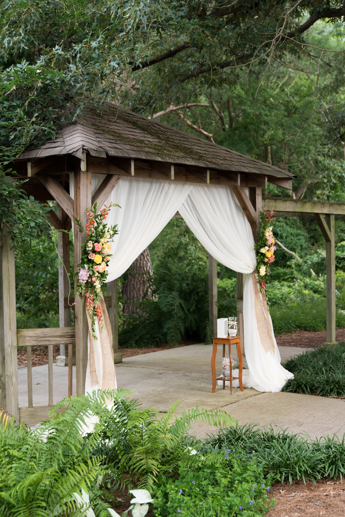 Norfolk Botanical Butterfly Garden Wedding - Virginia Beach Outdoor Wedding Venue -- Wedding Blog - The Overwhelmed Bride