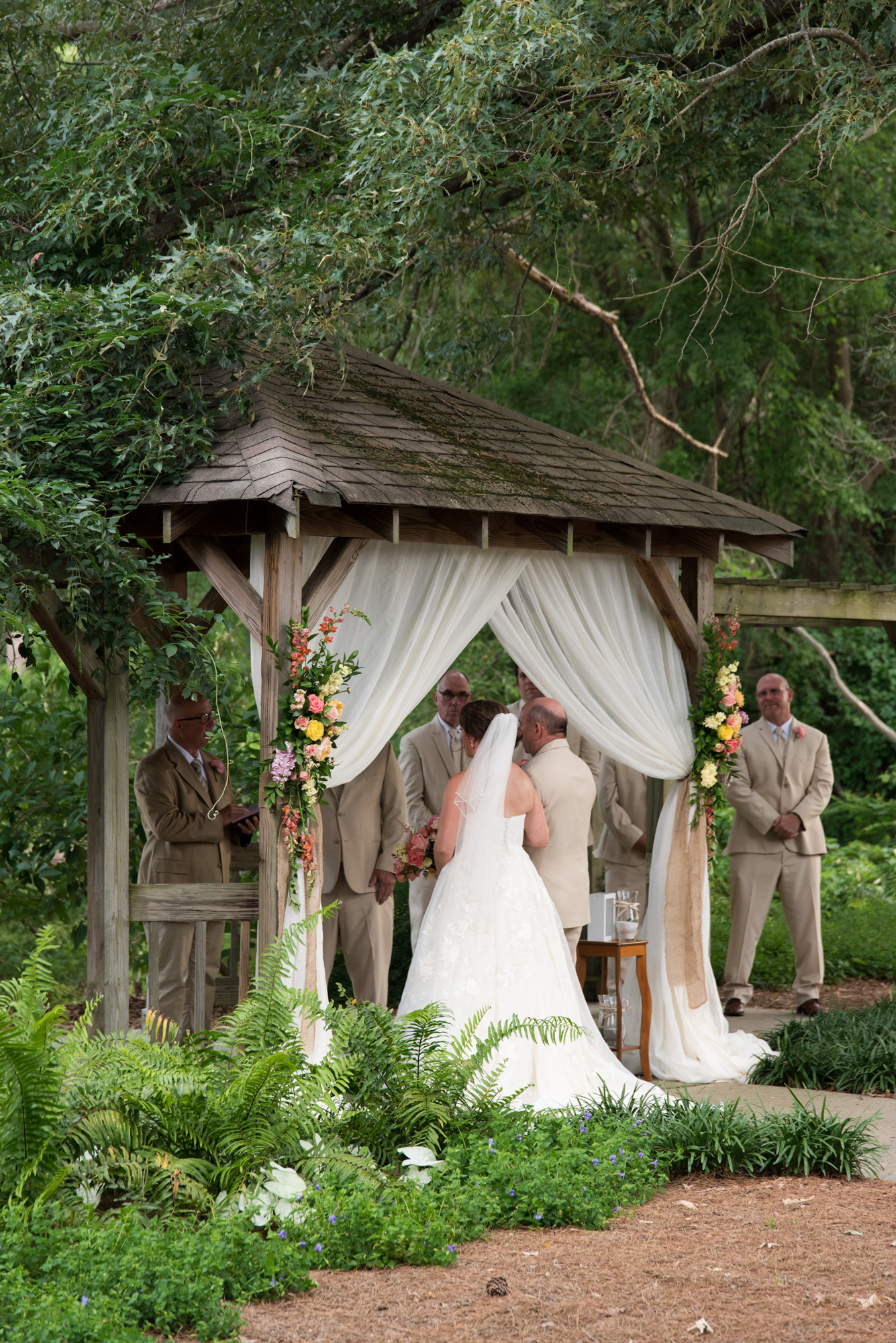 Norfolk Botanical Butterfly Garden Wedding - Virginia Beach Outdoor Wedding Venue -- Wedding Blog - The Overwhelmed Bride