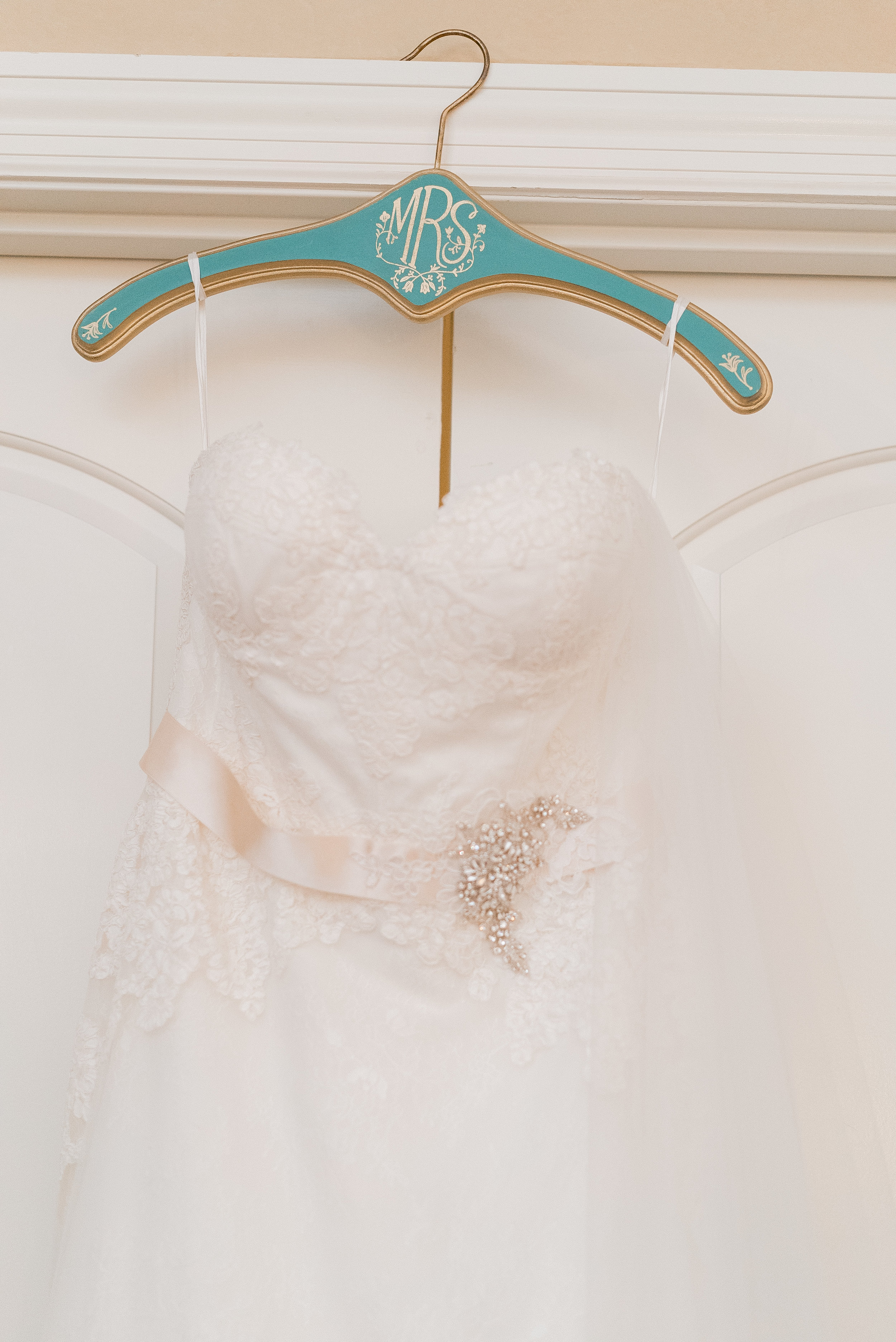 New Orleans Wedding - Navy and Gold Wedding Details - The Overwhelmed Bride