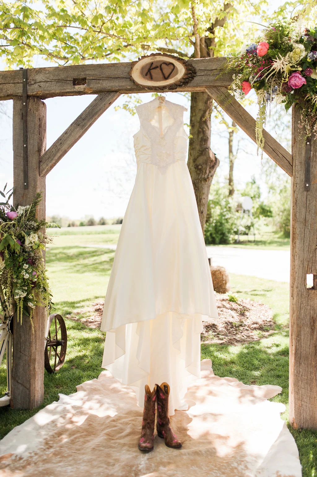 A Classic, Rustic Iowa Wedding — The Overwhelmed Bride // Wedding Blog ...