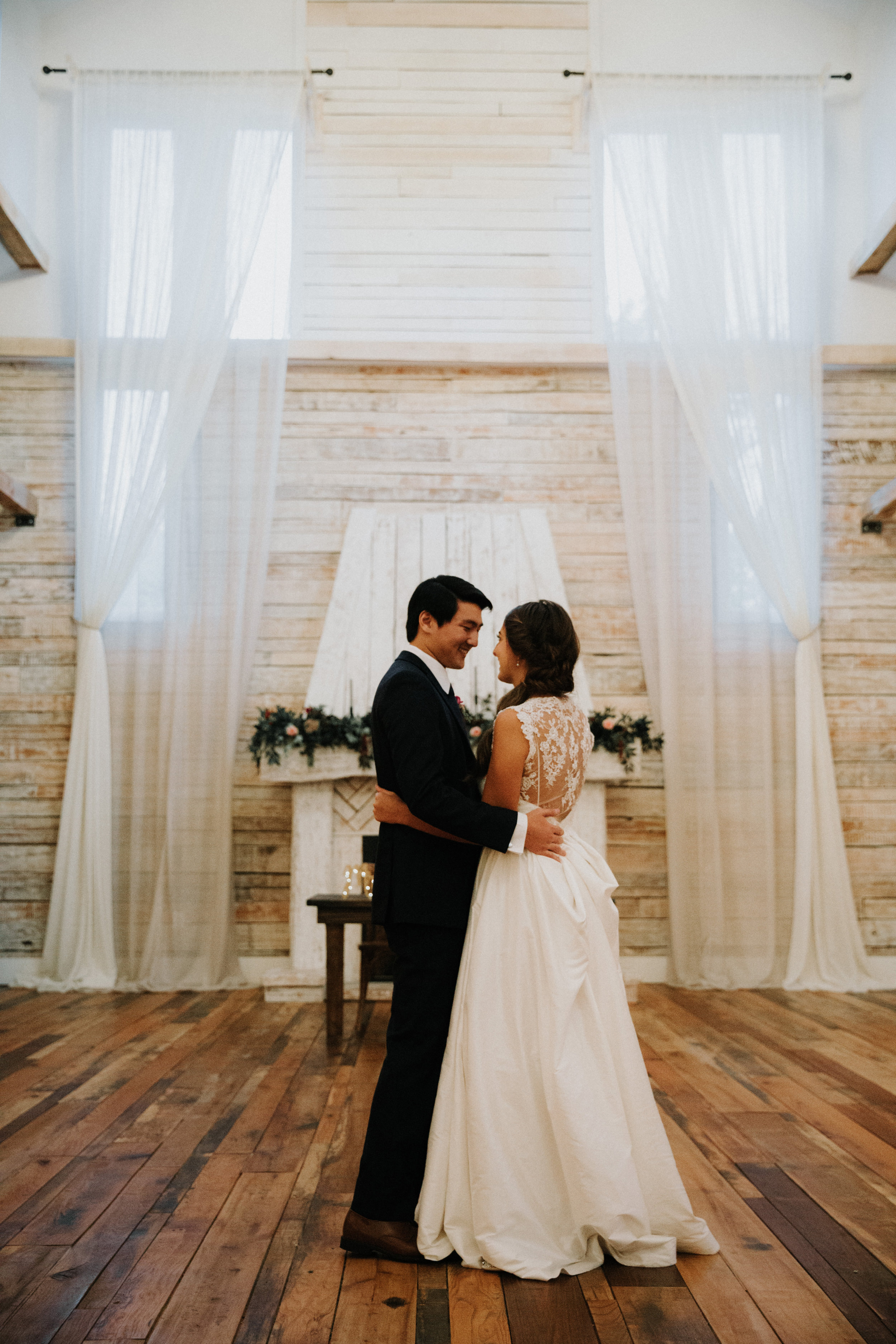 Gorgeous Wedding Photos - Athens, Tennessee Barn Wedding -- The Overwhelmed Bride Wedding Blog