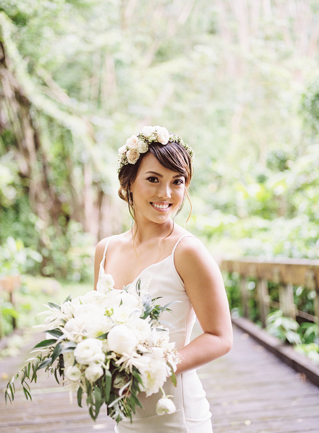 Gorgeous Wedding Photos - Hawaii Wedding Venue - The Overwhelmed Bride Wedding Blog