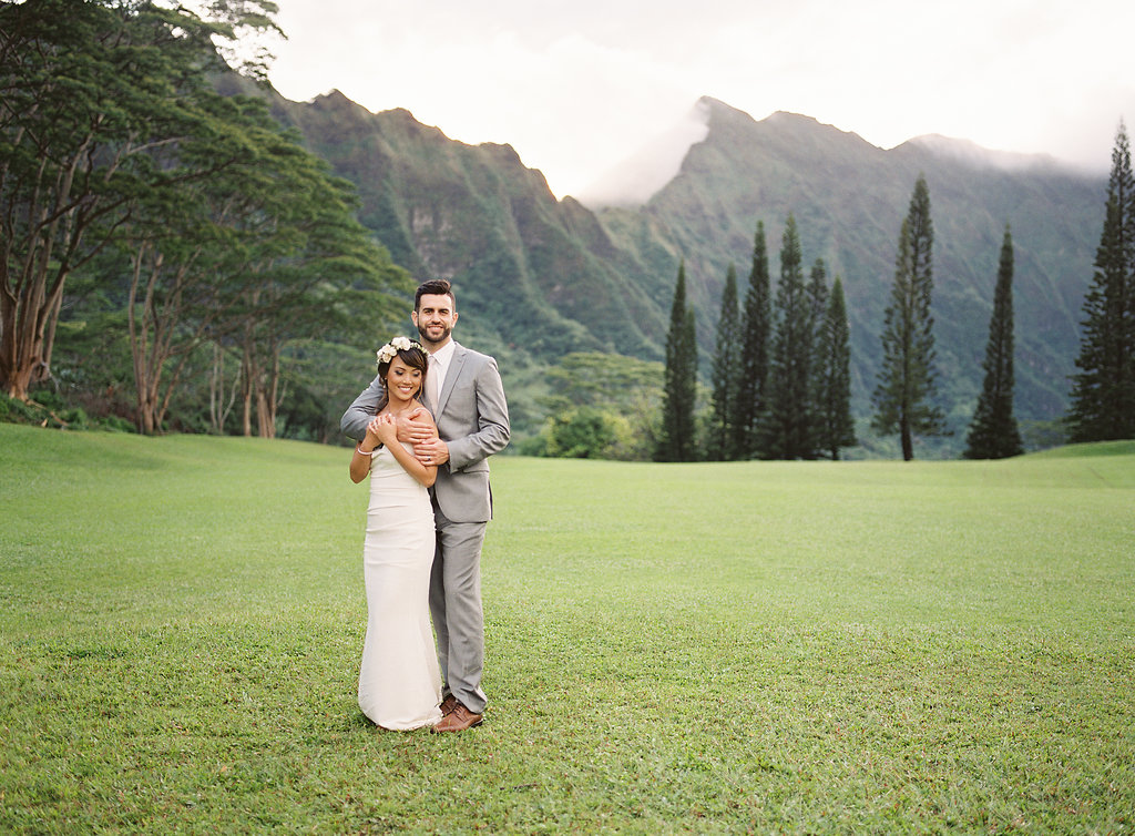 Gorgeous Wedding Photos - Hawaii Wedding Venue - The Overwhelmed Bride Wedding Blog