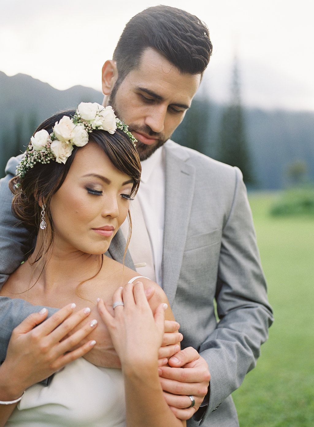 Gorgeous Wedding Photos - Hawaii Wedding Venue - The Overwhelmed Bride Wedding Blog