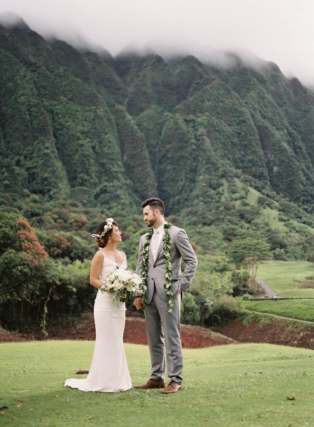 Gorgeous Wedding Photos - Hawaii Wedding Venue - The Overwhelmed Bride Wedding Blog