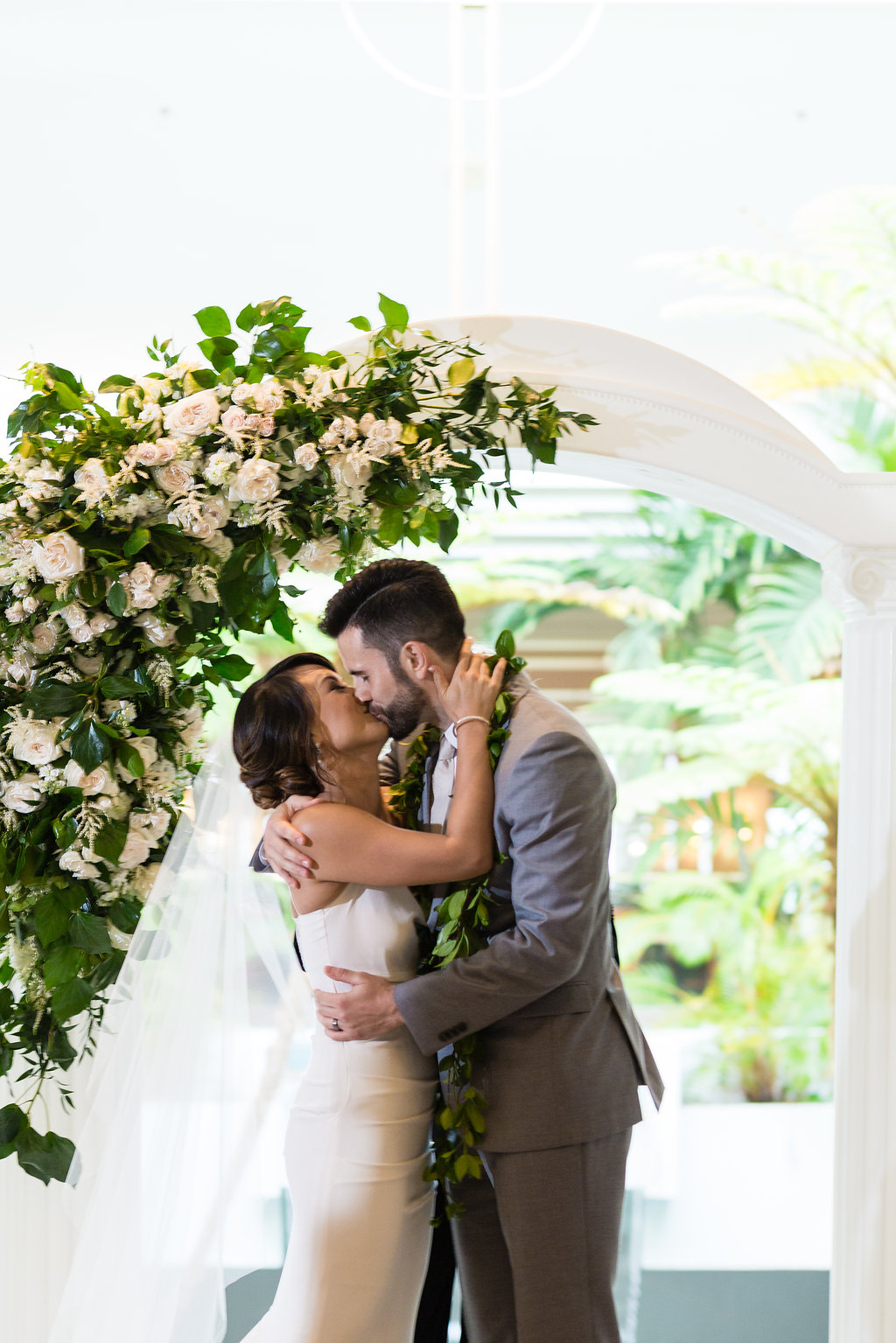 Gorgeous Wedding Photos - Hawaii Wedding Venue - The Overwhelmed Bride Wedding Blog