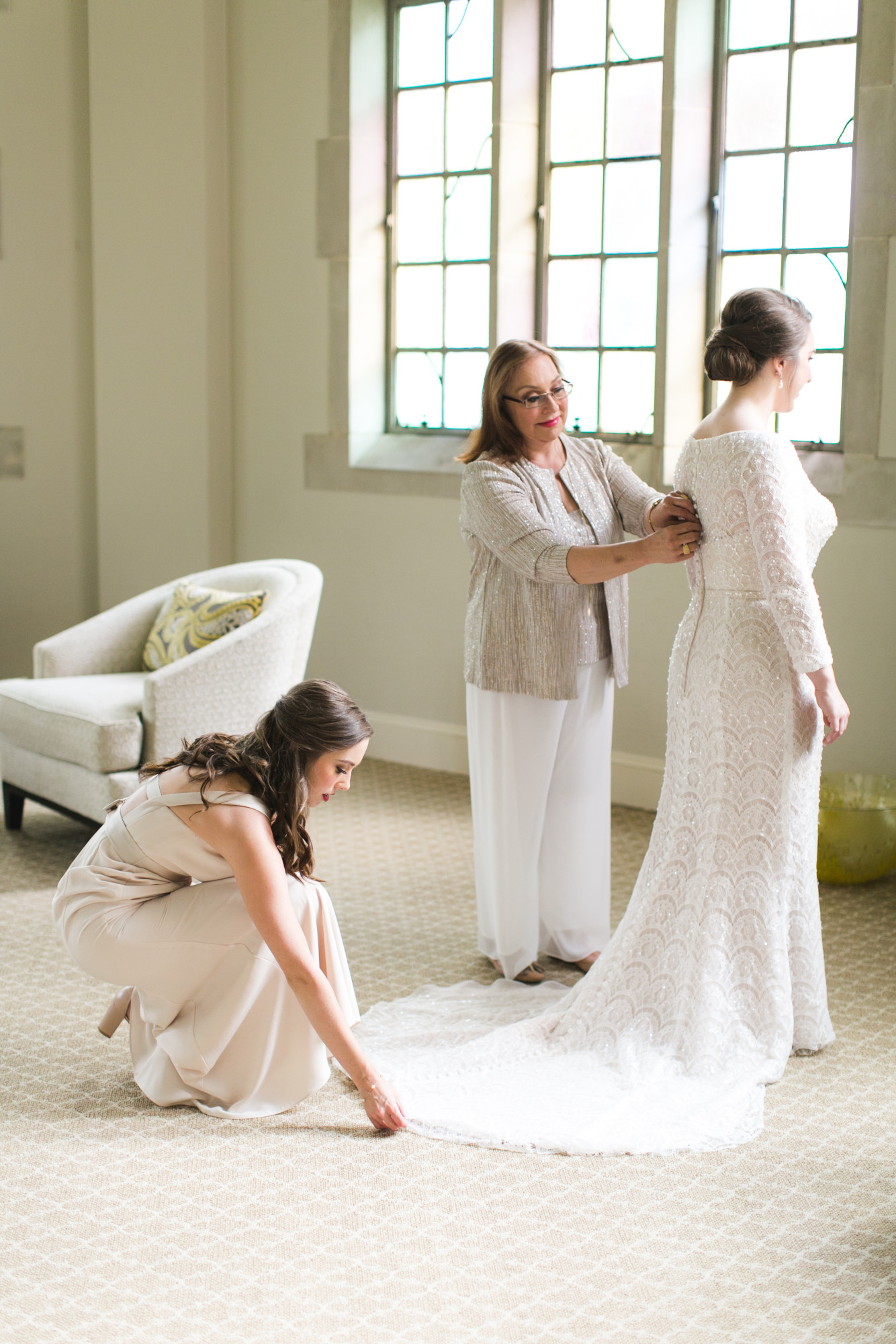 An Ivory + White Downtown Dallas Wedding - The Overwhelmed Bride Wedding Blog