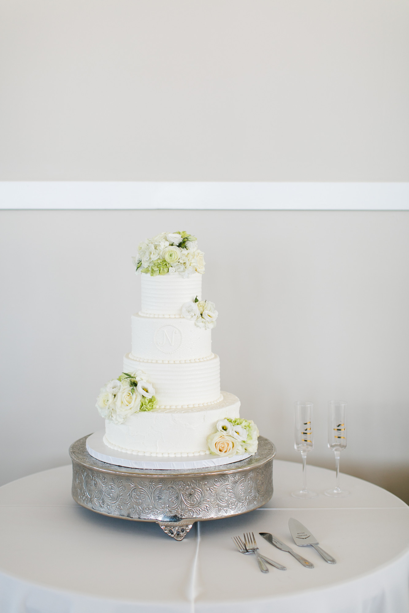 An Ivory + White Downtown Dallas Wedding - The Overwhelmed Bride Wedding Blog