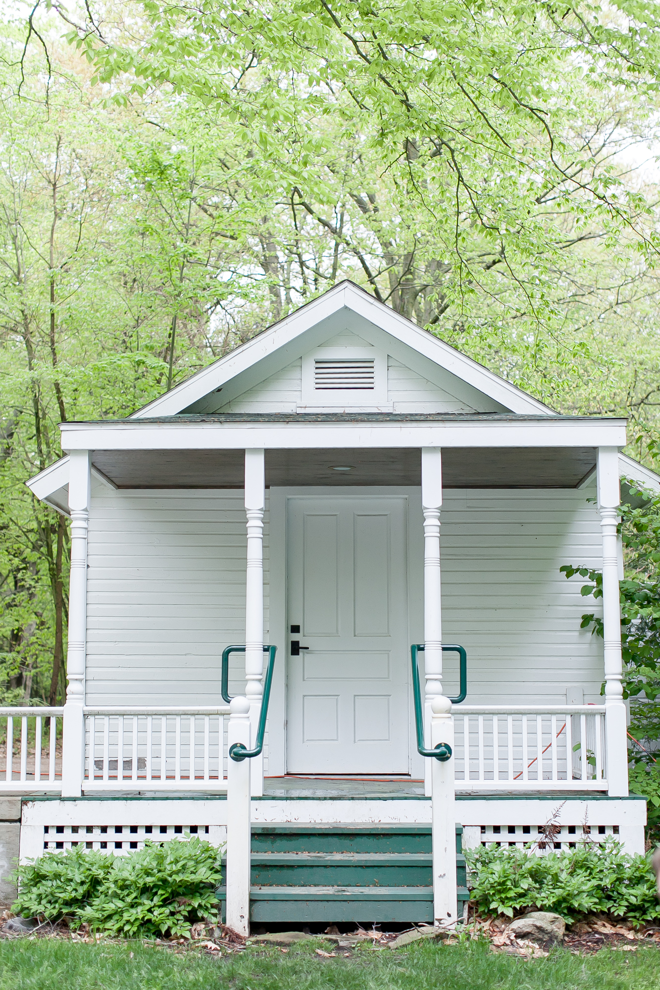 Weaver House of Pine Bend Park - Michigan Garden Wedding - The Overwhelmed Bride Wedding Blog