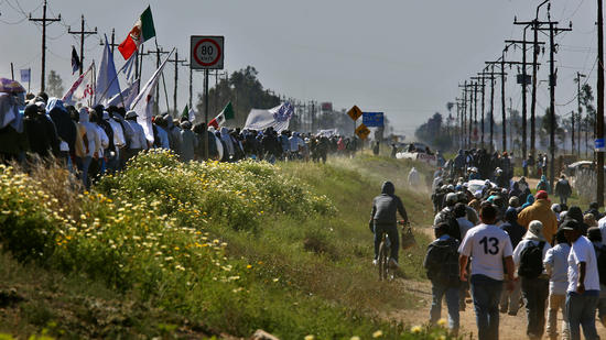 Farmworkers march Thursday along the Baja Peninsular Highway near San Quintin, Mexico, in a peaceful but angry show of force after growers refused to meet their demands to boost wages. (Don Bartletti / Los Angeles Times)