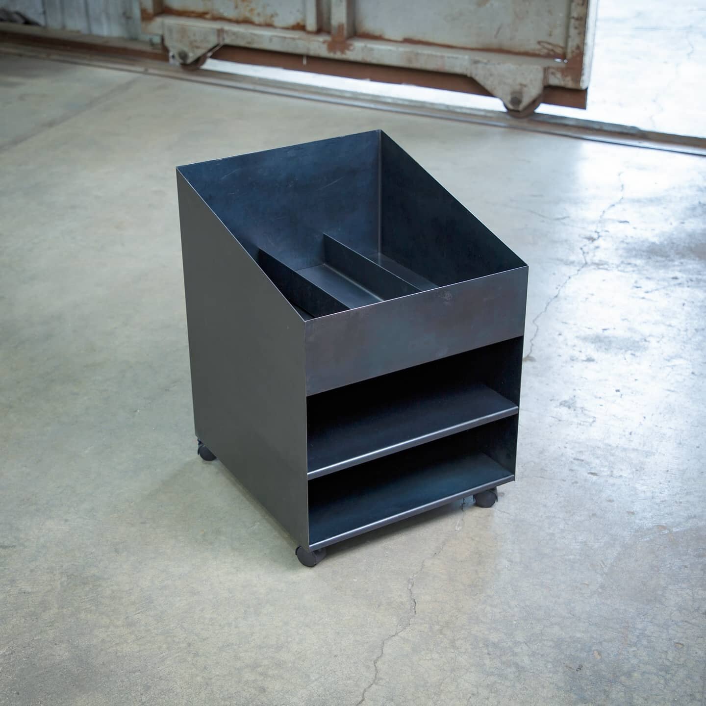 The rolling utility cart is perfect for augmenting storage under desks and work benches, like the drafting table. Removable dividers, low profile casters and blackened hot rolled steel - all fully customizable 🖇
⠀
Photos by Christopher Eltrich, fini