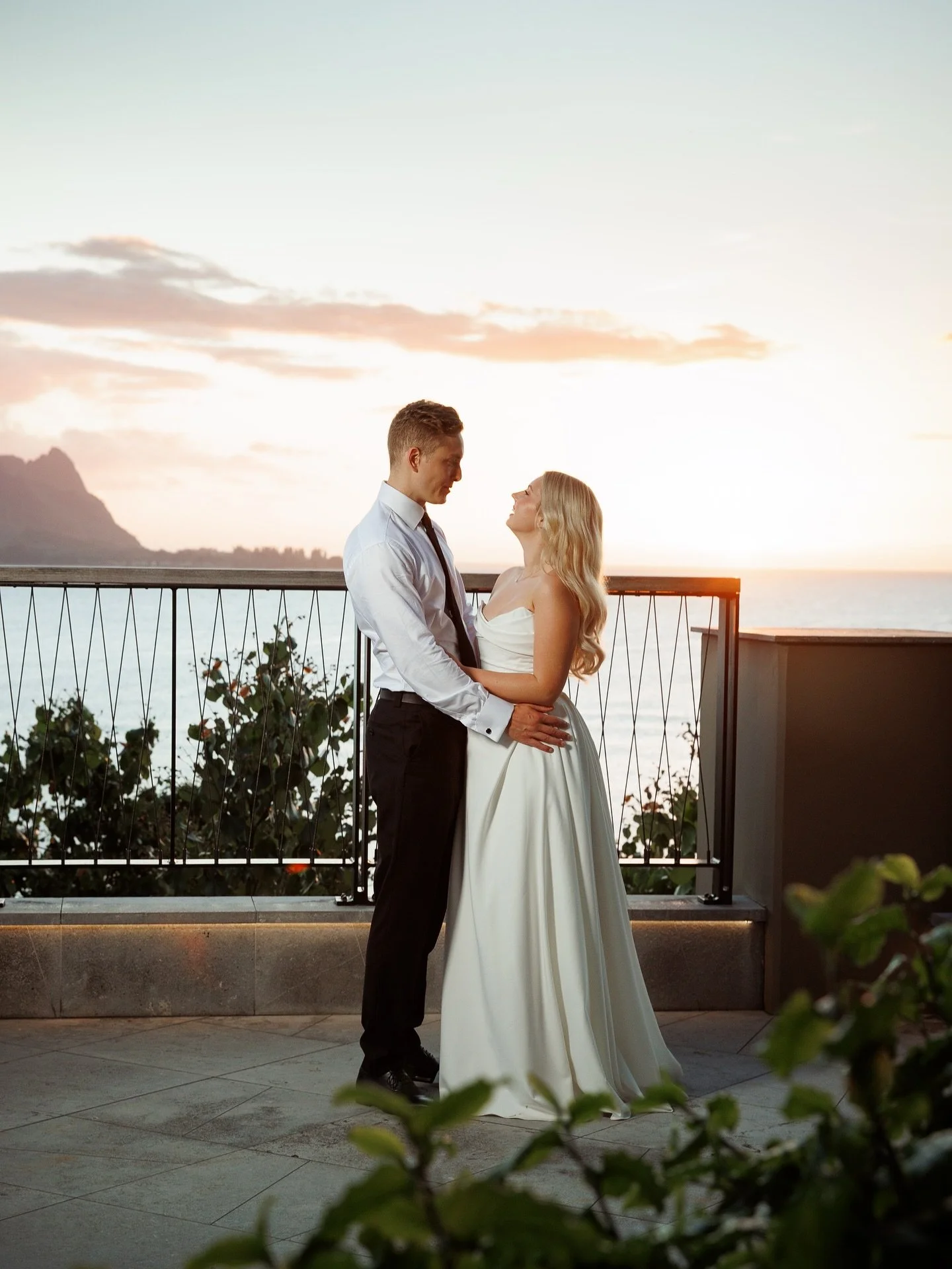 Newlyweds 🥰🥰 photography @gelstonphoto Location @1hotel.hanaleibay  Hanalei Terrace 🩷