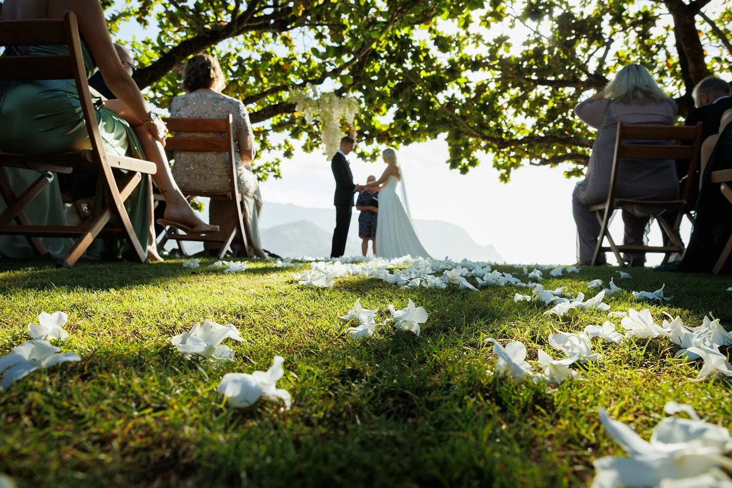 Newlyweds🩷 @ images @gelstonphoto location @1hotel.hanaleibay 🌸 flowers @gwendolynscoutdesign