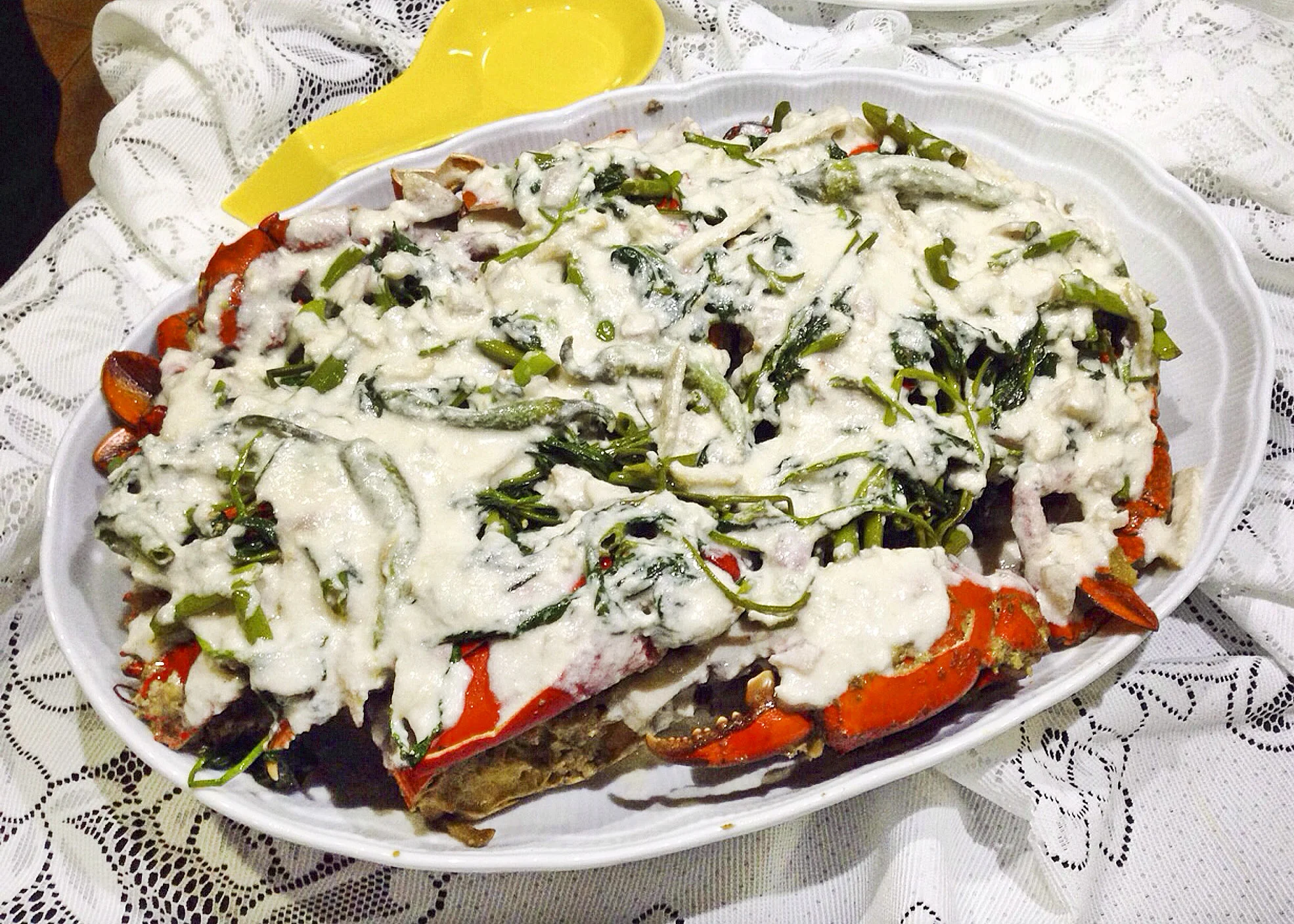 CRABS AND KANGKONG IN COCONUT MILK.  The star of the evening -- a get down and dirty kinda dish.  Best eaten with your hands, sucking all the coconut cream off yo' fingah!