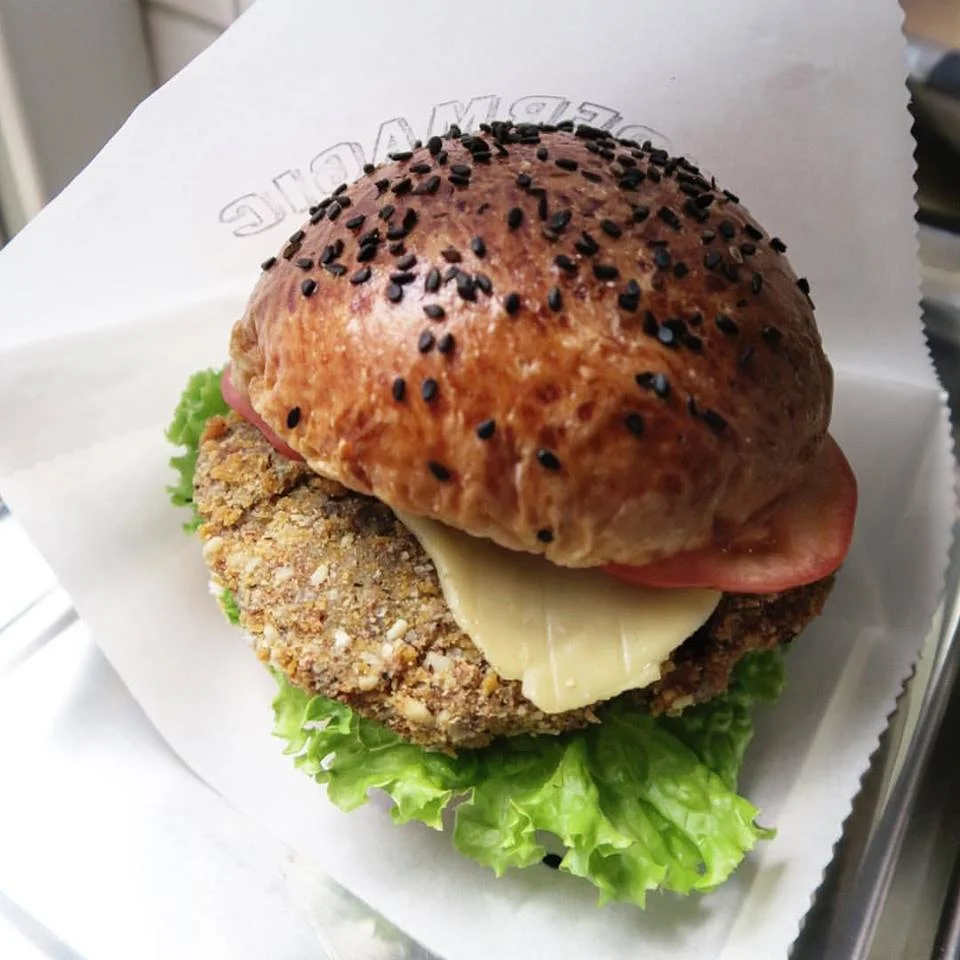 3 kinds of mushrooms, rolled in almonds and corn flakes, and topped with smoked chizzzz... Something for the veggie lovers! 😁 ❤ 🙌 🏼 #SupermagicBurgers